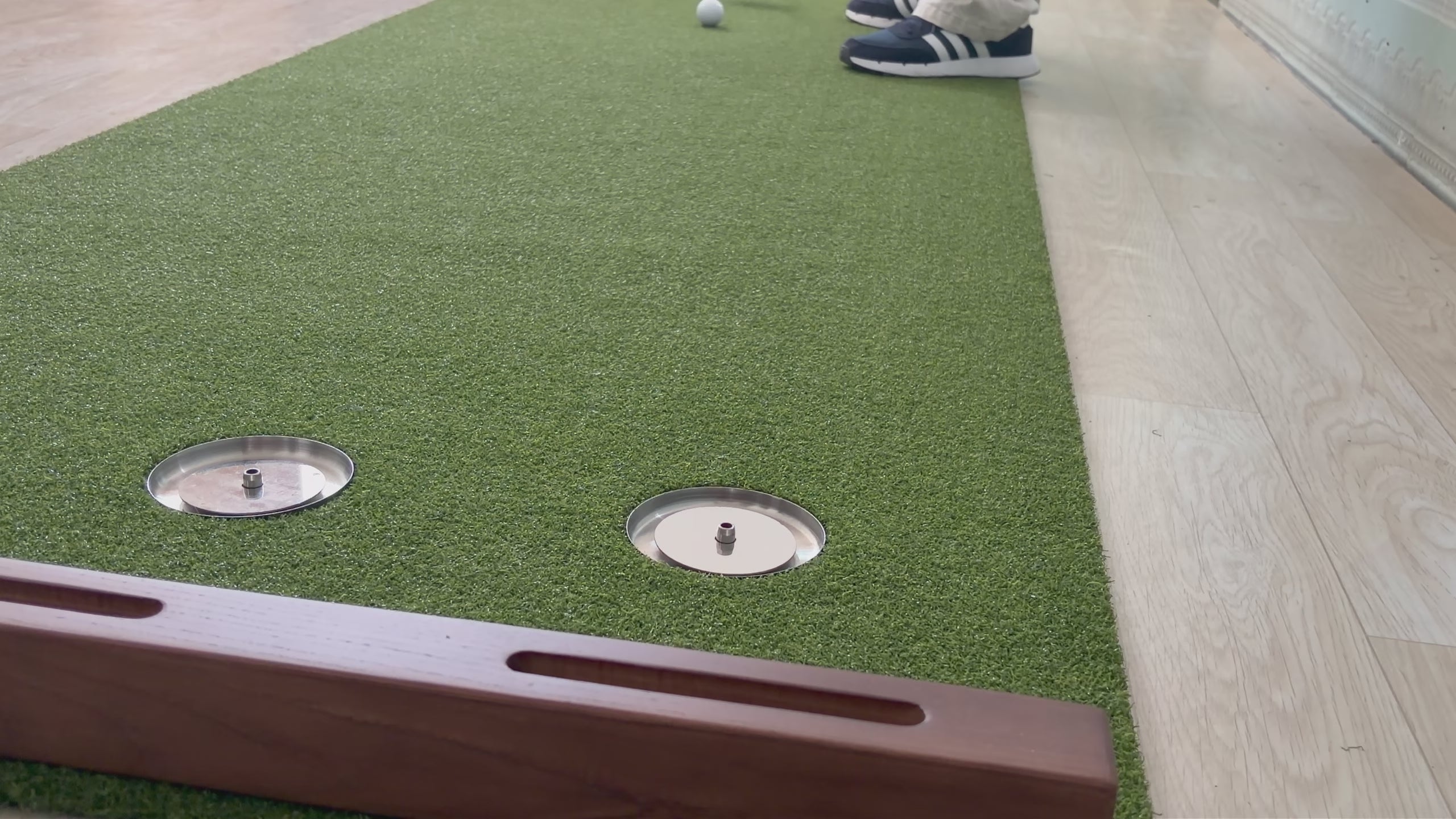 A clean demonstration of our indoor putting mat in real practice.
Smooth roll, consistent feedback, and ideal for home putting practice or office golf training.